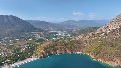 vista aérea de una bahía turca con montañas y aldea costera
