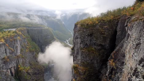 Niebla-Y-Nubes-En-El-Valle-De-Voringfoss,-Noruega