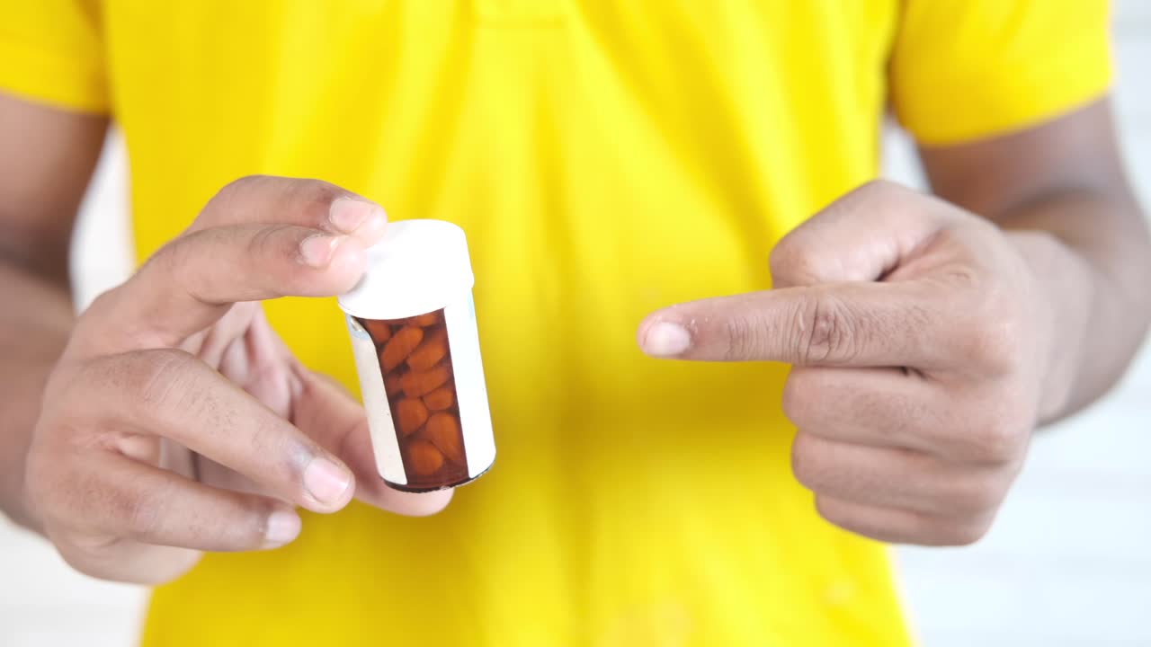 약병 병 을 들고 있는 사람