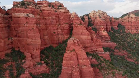 Merry-go-round-rock-Sedona-Arizona,-beautiful-banded-sandstone-cliffs-aerial-ascend
