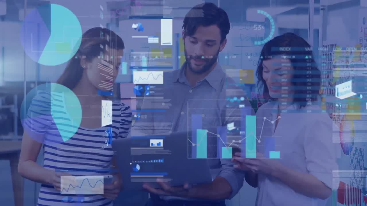 animación del procesamiento de datos financieros sobre diversas personas de negocios
