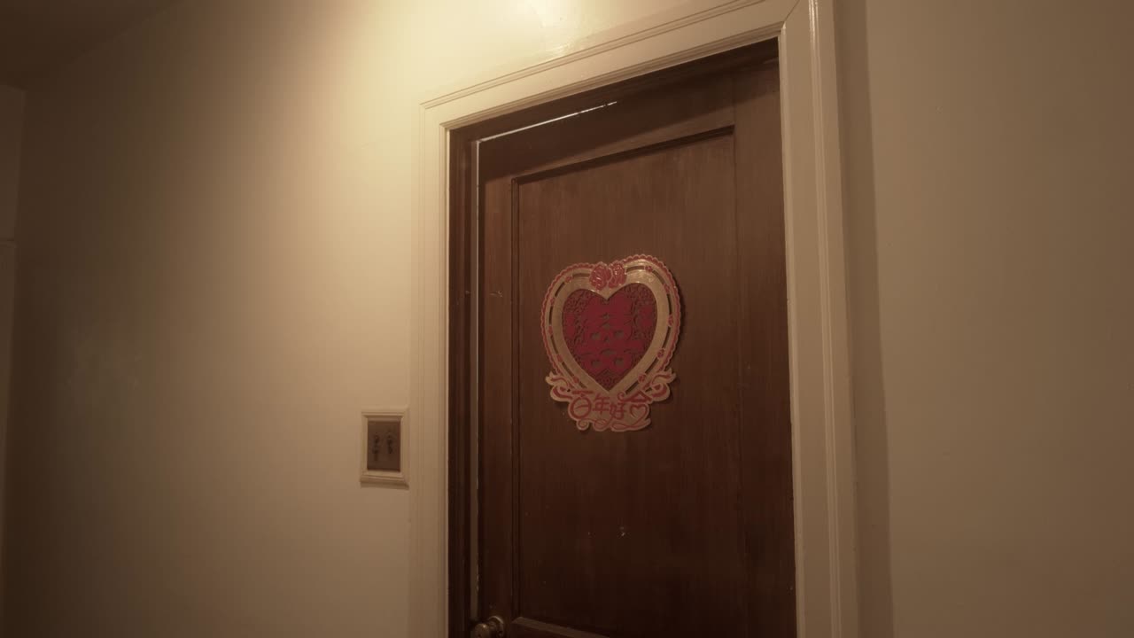 다도를 위해 나무 침실 문에 매달려 있는 장식적인 중국 결혼 종이 디자인