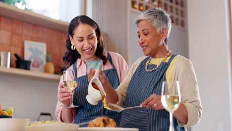 Hija,-Madre-Cocinando-Y-Bebiendo-Vino