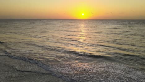 Toma-Aérea-De-Pequeñas-Olas-Rompiendo-En-El-Lago-Victoria-Durante-La-Puesta-De-Sol