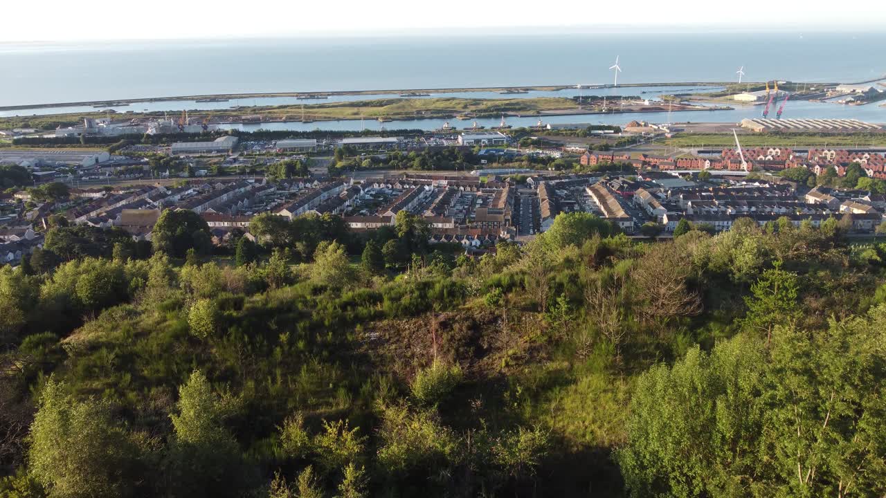 주택은 마리나 배경으로 언덕 꼭대기에서 공중으로 볼 수 있습니다.