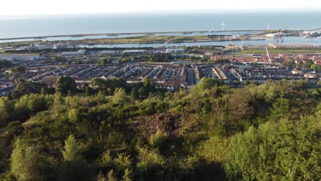 Vista-Aérea-De-Casas-Residenciales-Desde-La-Cima-De-Una-Colina-Con-Fondo-De-Puerto-Deportivo