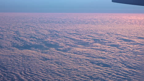 Hermoso-Paisaje-Nublado-Por-La-Noche-Desde-La-Ventana-De-Un-Avión-A-18000-Pies-Sobre-La-Tierra