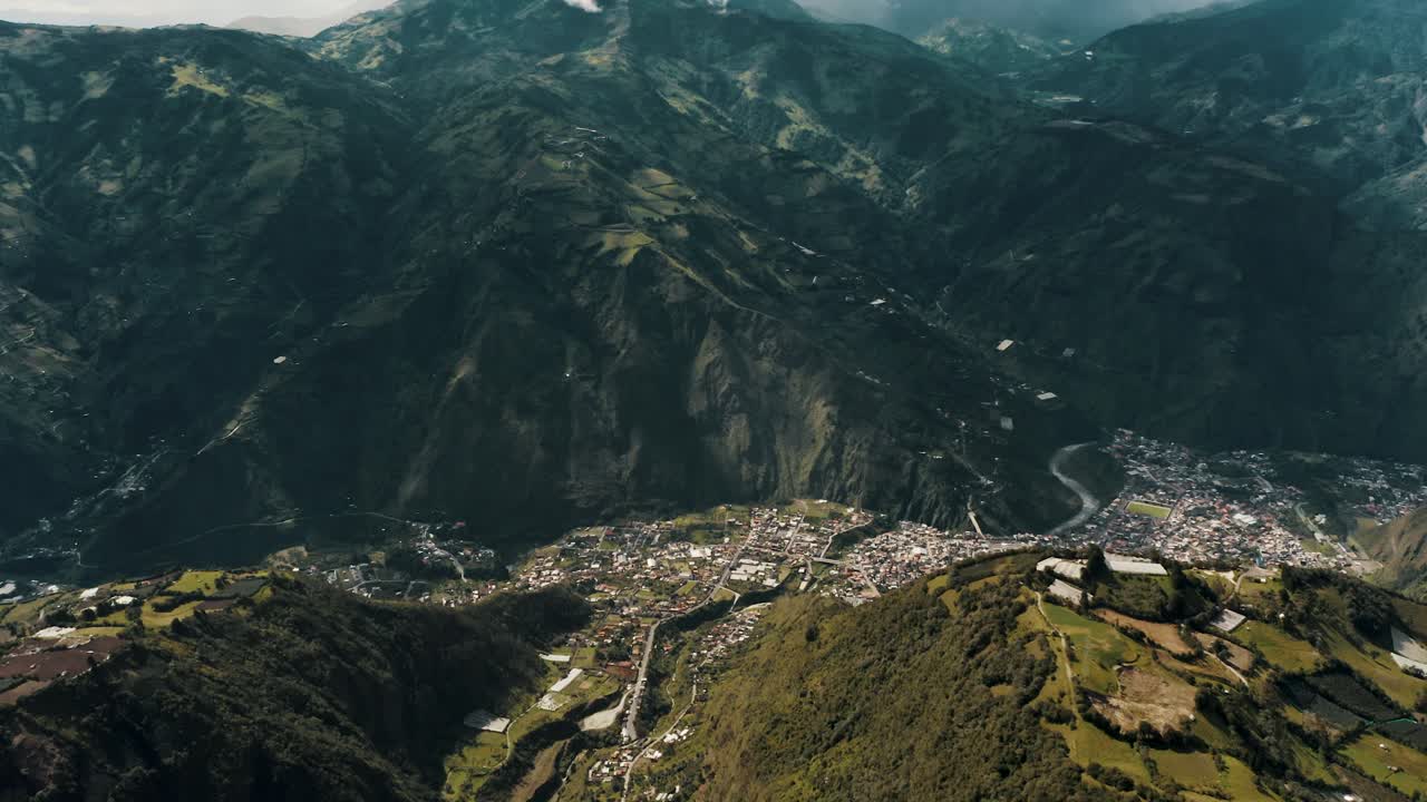 vista de la ciudad de baños de agua santa en ecuador - provincia de tungurahua