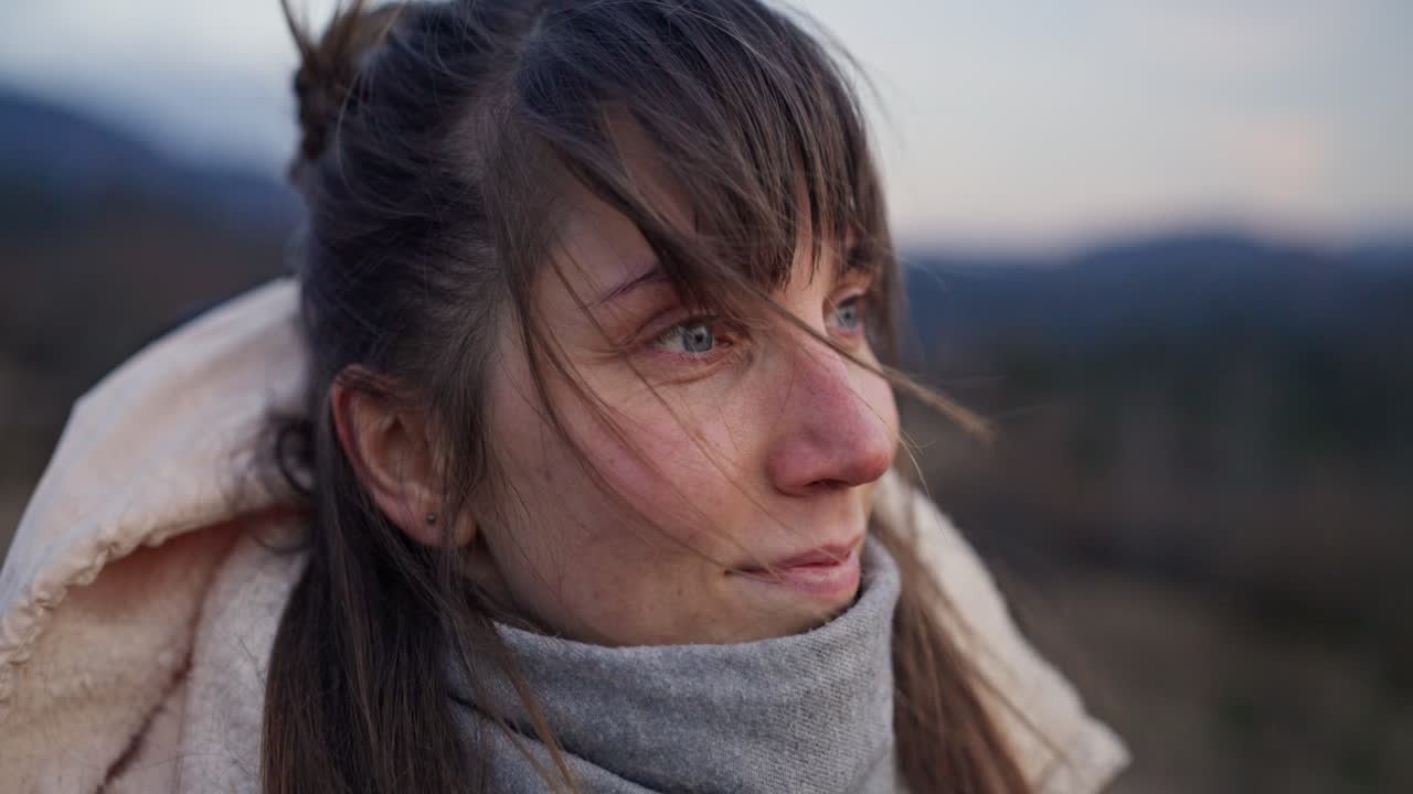 야외 에 있는 여자 의 초상화