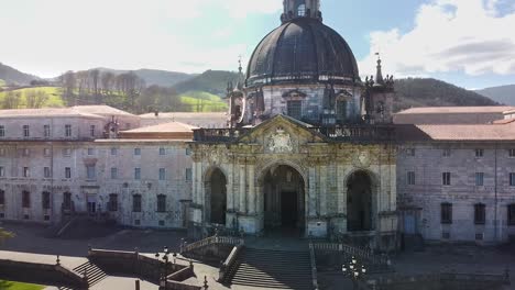 Luftdrohnenaufnahme-Des-Heiligtums-San-Ignacio-De-Loyola-Im-Dorf-Azpeitia,-Baskenland