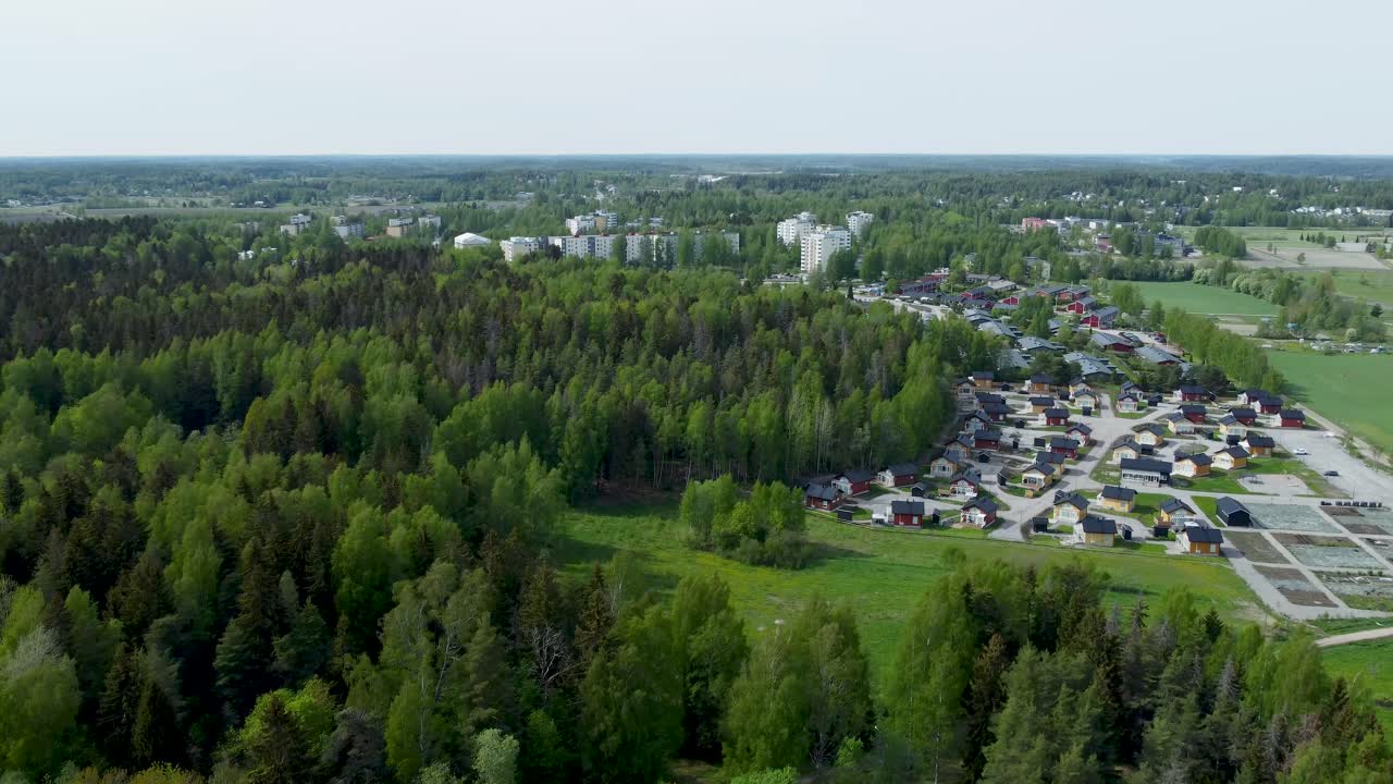 묘사 된 도시 는 평화로운 숲  ⁇  에 자리 잡고 있으며, 자연 과 문명 이 조화롭게 공존 하는 그림 같은 환경 을 창조 하고 있다