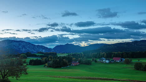 Las-Nubes-Vuelan-Sobre-El-Verde-Campo-De-Attersee-Durante-El-Lapso-De-Tiempo-Del-Amanecer,-Austria