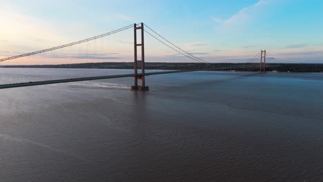 serenidad en movimiento: puente humber con coches en el borde del atardecer