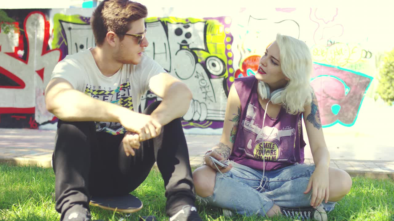 jóvenes amigos urbanos de moda relajándose charlando