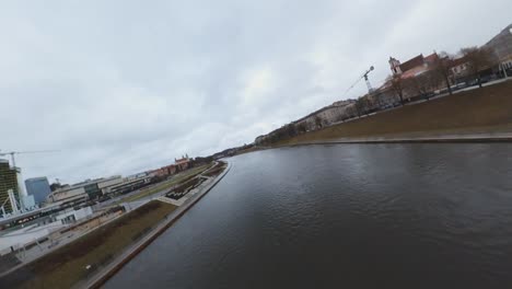 imágenes de hiperlapso del río neris que fluye a través de vilnius durante la estación fría