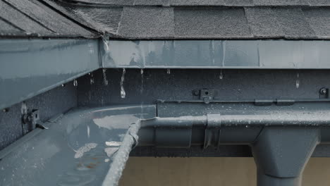 drenaje de lluvia en canaletas en el techo de la casa