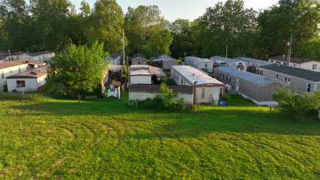 Toma-Aérea-De-Un-Camión-Del-Parque-De-Casas-Móviles