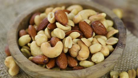 frutos secos recién tostados en una placa giratoria (con bucle sin costuras)