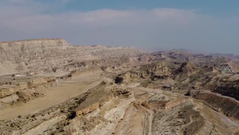 Panoramablick-Auf-Winderosionsbildung,-Landform,-Küstenwüstenklima,-Trockener-Schlamm,-Felsiger-Berg-Im-Hintergrund,-Große-Höhe-Auf-Der-Insel-Hormuz,-Drachenstrand-Im-Iran,-Natürliche-Landschaft,-Grenze-Zu-Katar,-Marine