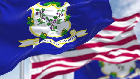 bucle sin costuras en cámara lenta con las banderas de dos estados de connecticut ondeando junto con la bandera nacional de los estados unidos de américa