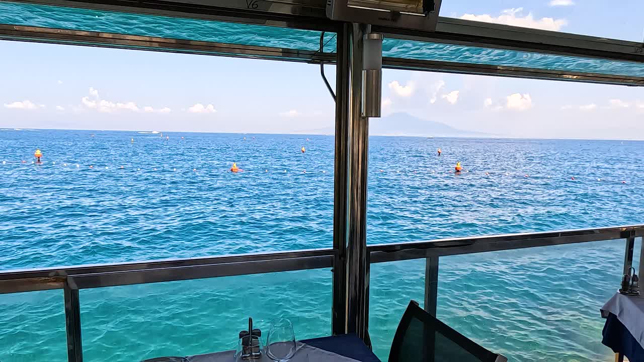 나폴리의 소렌토에 있는 바다를 바라보는 테이블