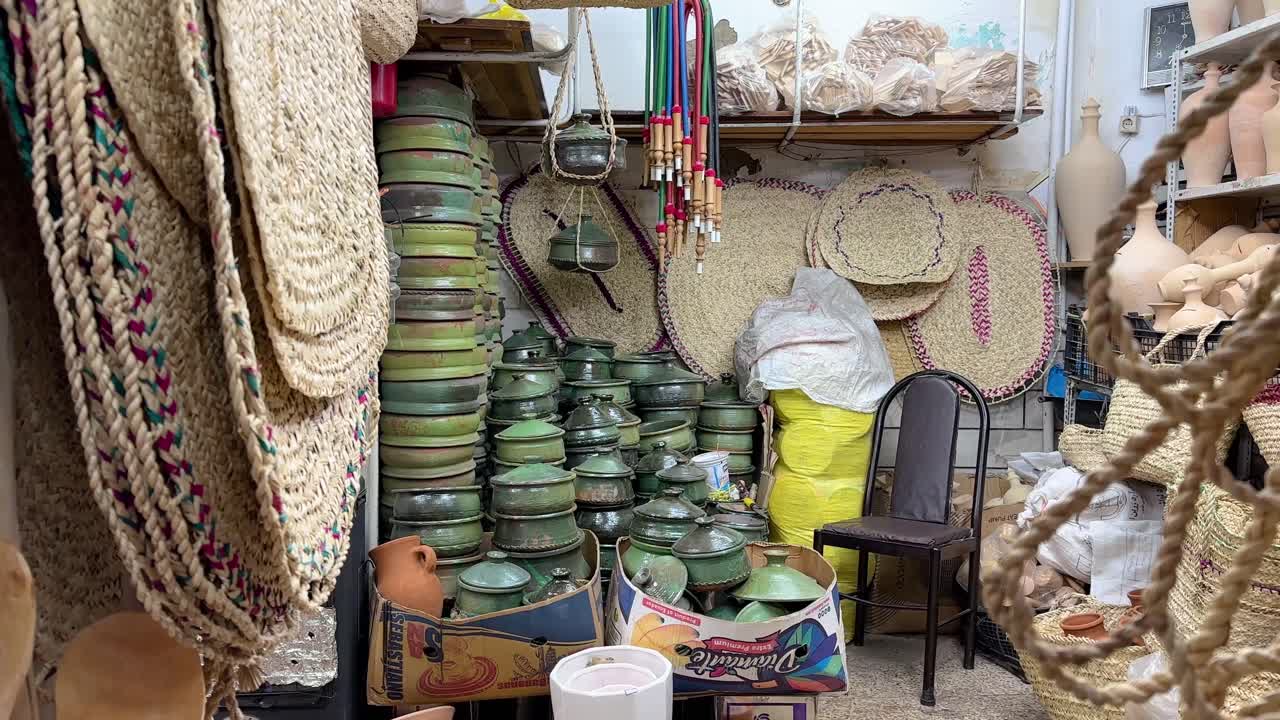 una tienda de cerámica en el mercado persa con muchas ollas de arcilla de esmalte para almacenar artesanía hecha a mano de la gente local y vender objetos de decoración histórica antiguos y coloridos en una antigua ciudad de rasht gilan oriente medio