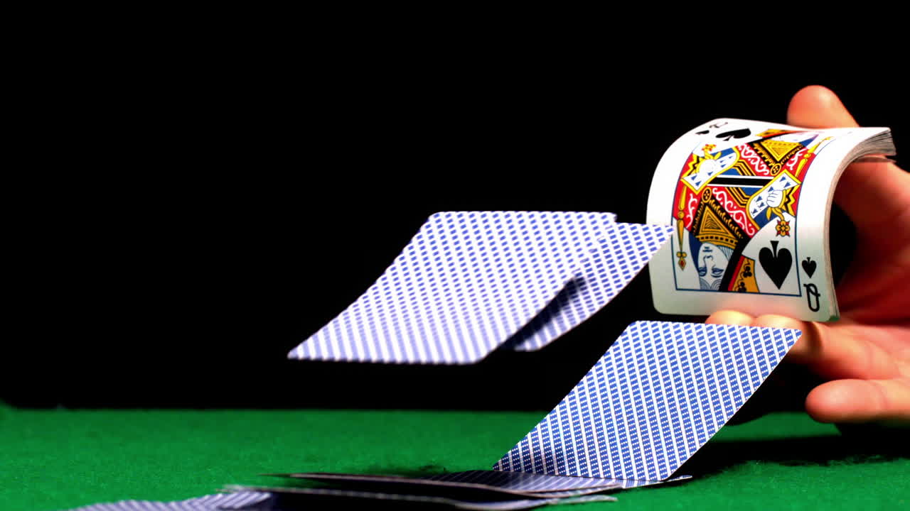 mano barajando a través de una baraja de cartas