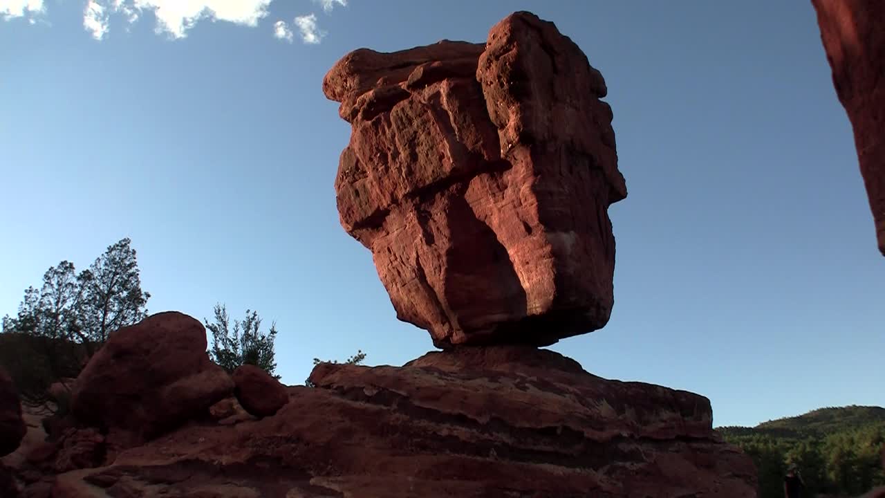 una piedra de equilibrio en canyonlands o arcos parques nacionales utah