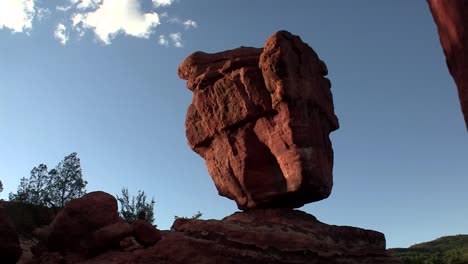 una piedra de equilibrio en canyonlands o arcos parques nacionales utah
