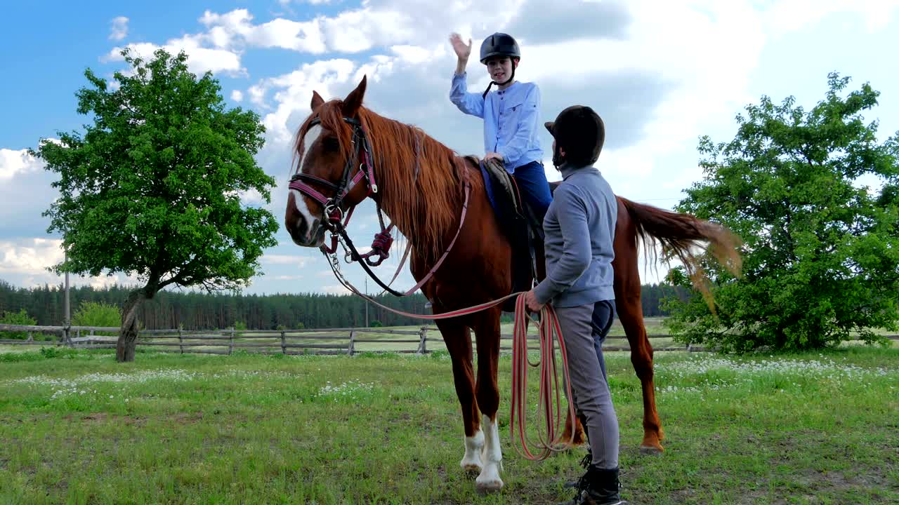 el hombre se sienta al lado del niño en el caballo