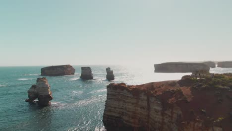 4.000-Grandes-Rocas-Aéreas-En-El-Océano-Cerca-De-La-Costa-Camión-De-Drones-Tiro-De-Izquierda-A-Derecha