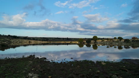 Tiro-De-Drone---Volando-Sobre-Un-Hermoso-Lago-Colorido