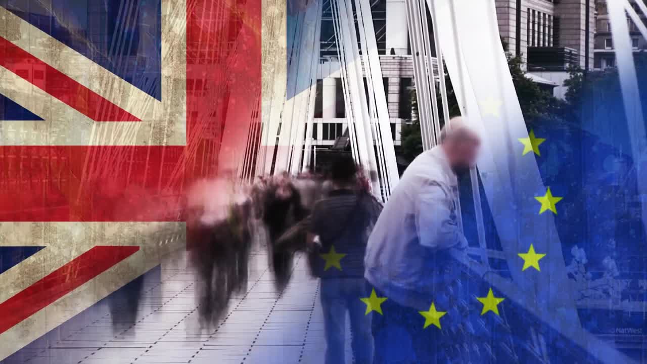 personas cruzando la calle video