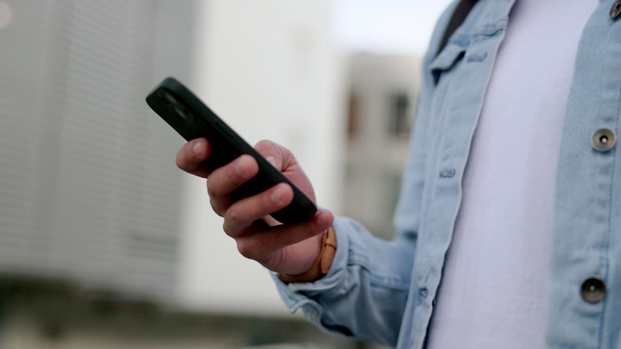 manos, hombre y ciudad aplicación de teléfono para el mapa de viaje