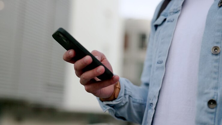 Mani, uomo e app del telefono per mappe di viaggio in città