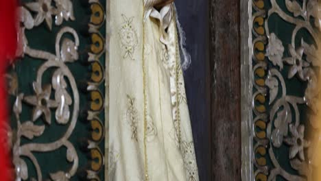 primer plano de la estatua de la virgen maría en la iglesia de bolivia