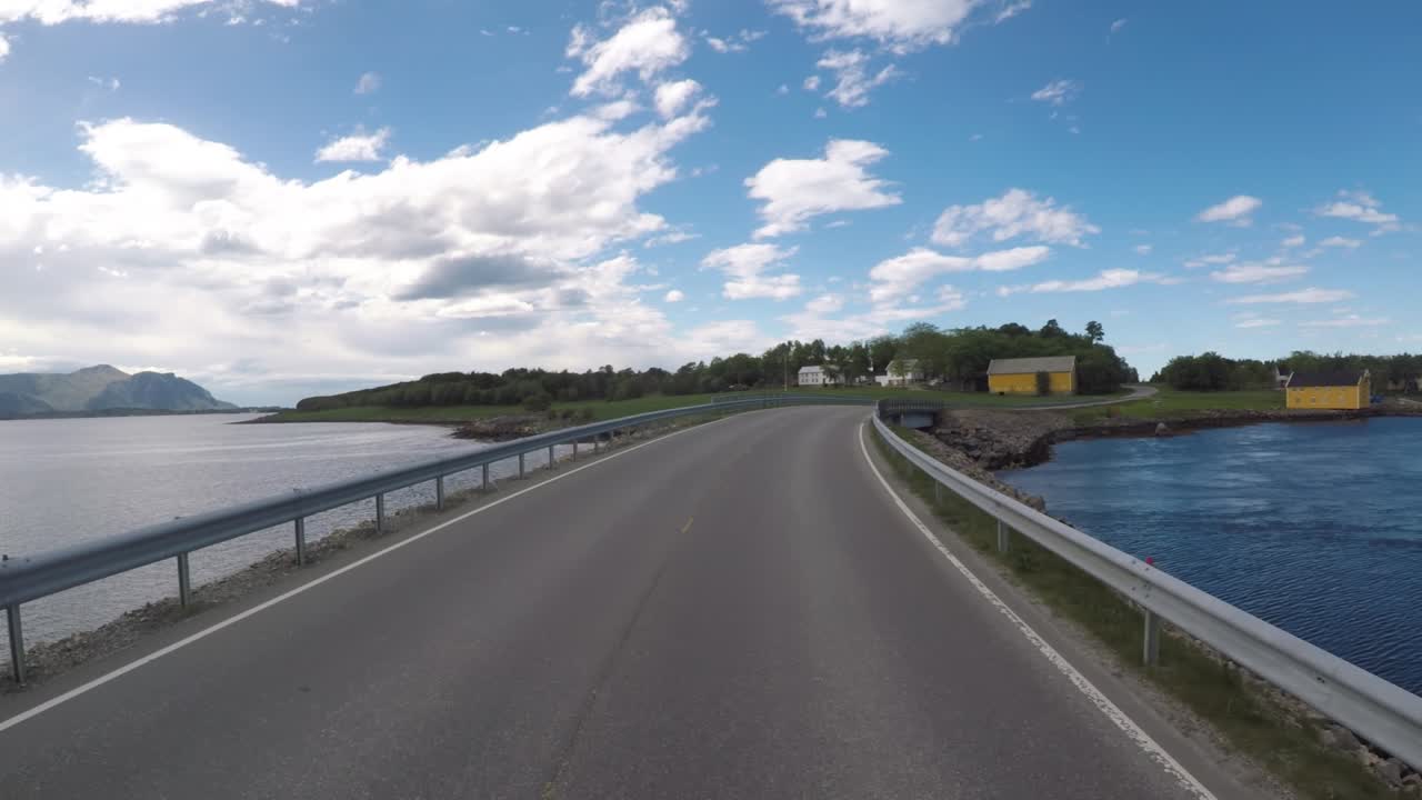 노르웨이의 도로에서 자동차를 운전하는 대서양 도로 또는 대서양 도로 (atlanterhavsveien) 는 (노르웨이의 세기의 건설) 라는 타이틀을 받았습니다.
