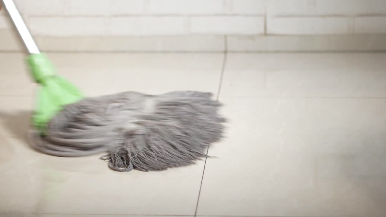 으로 바닥을 청소하는 것