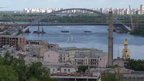 imágenes aéreas de drones de 4k hacia el puente havansky en el río dinyeper