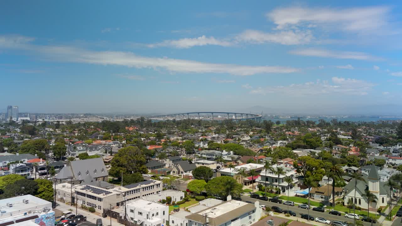 미국 캘리포니아 주 샌디에이고의 배경에 다리가 있는 코로나도 쇼어스의 주거 풍경