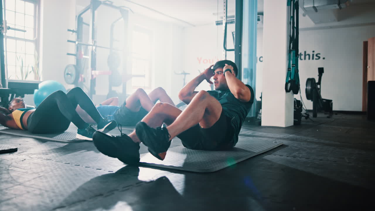 체육관 에서 크런치 를 하는 집단 운동