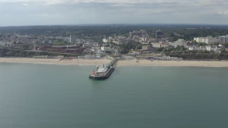 toma cinematográfica de un dron en el muelle de bournemouth