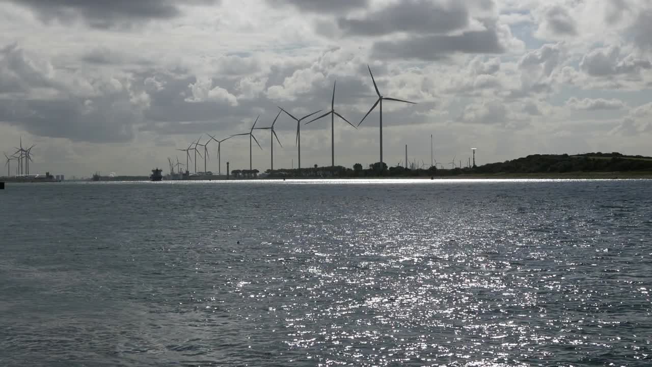 이른 아침 햇살에 육상 기반 풍력 터빈