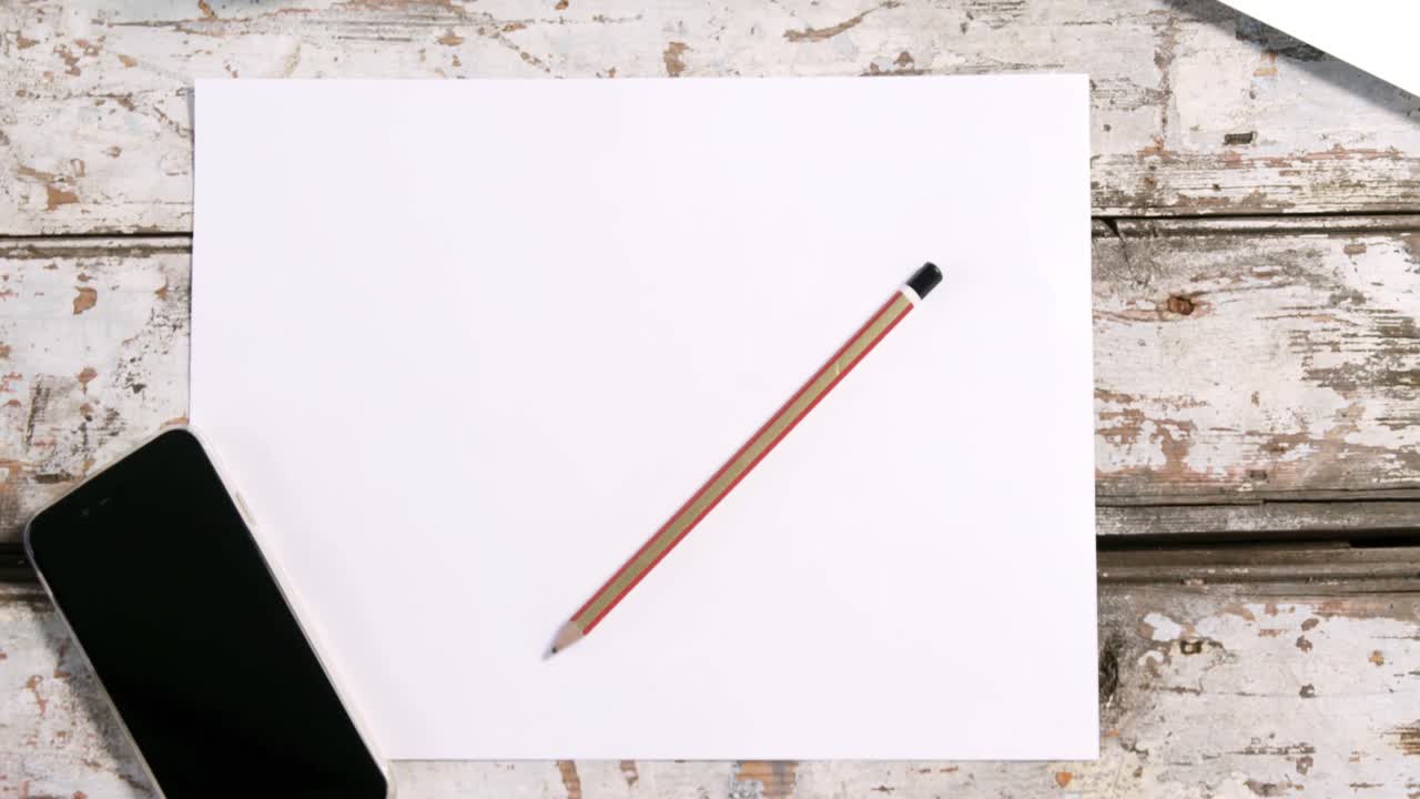 스마트폰, 연필이 있는 종이, 차 한 잔, 노트북