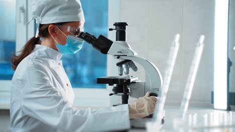 científico usando el microscopio en el laboratorio