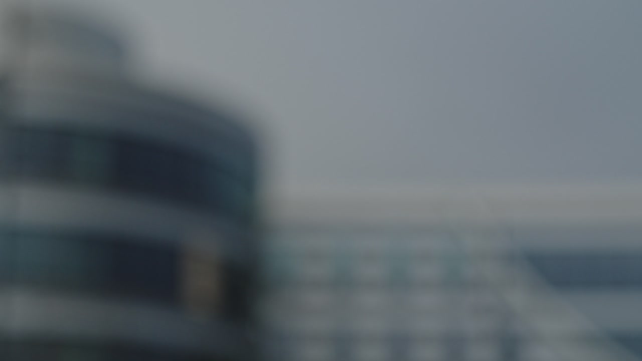 높은 사무실 건물의 낮은 각도 시각