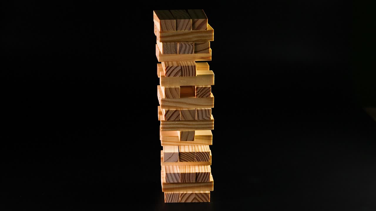 손이 블록을 제거하면 타워가 무너집니다.