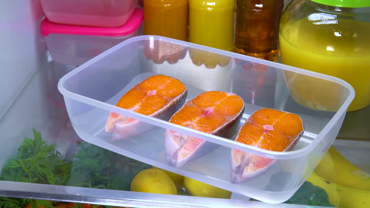 열려 있는 냉장고 에 있는 원시 연어 스테이크