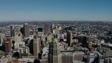 Establishing-drone-shot-of-the-Tower-Life-Building,-tilting-up,-in-San-Antonio,-Texas