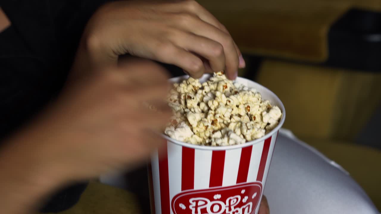 gente viendo películas en el cine.